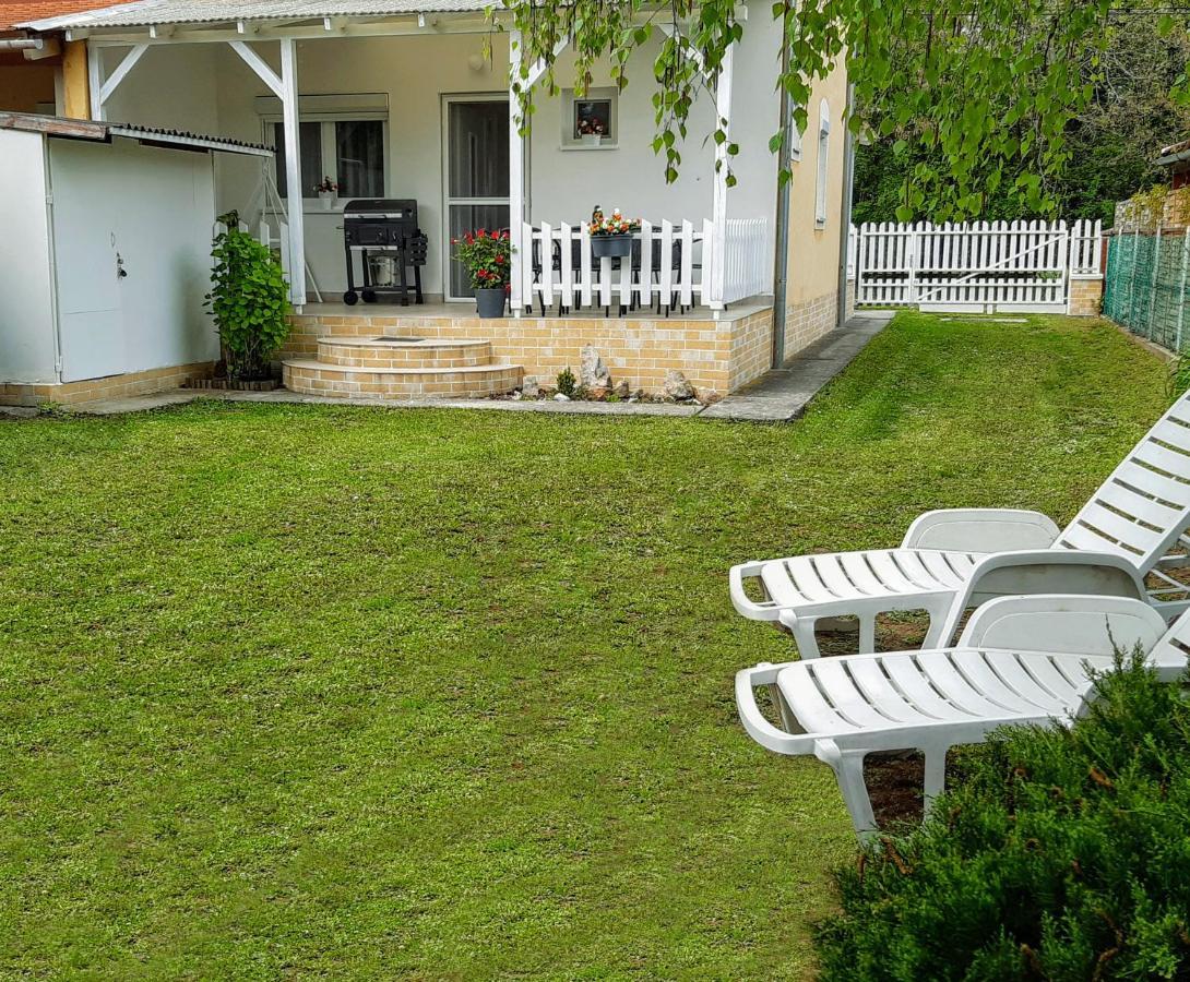 Holiday Home Balatonszarszo Luaran gambar
