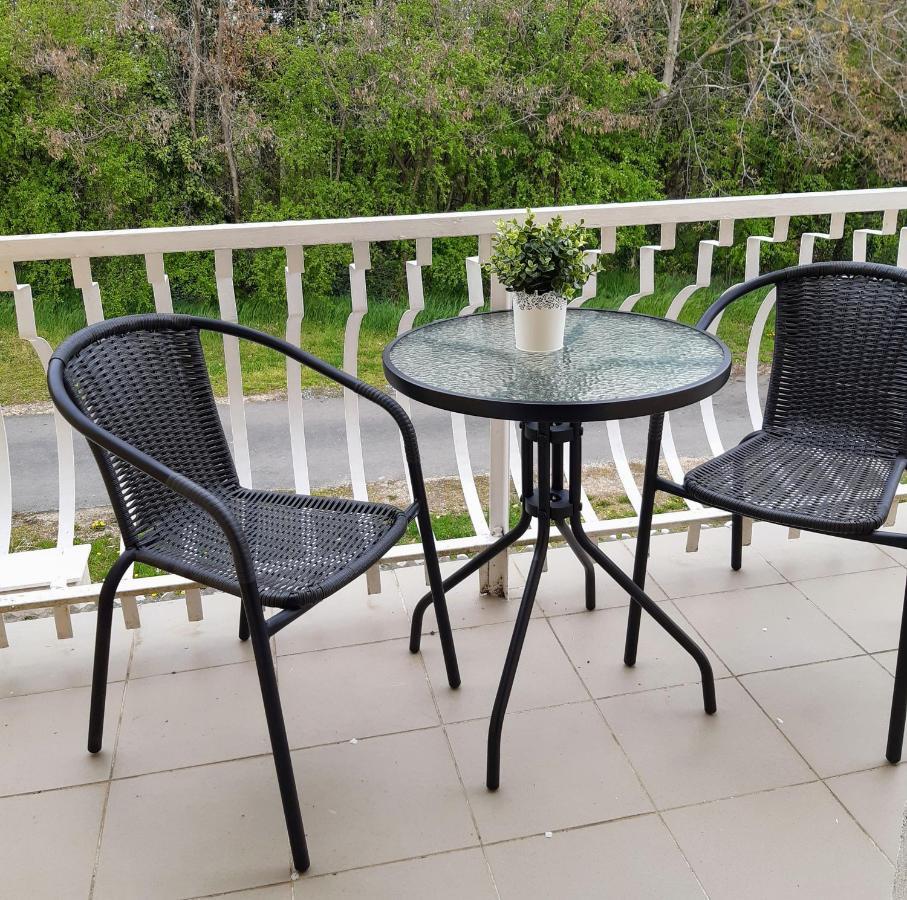 Holiday Home Balatonszarszo Luaran gambar
