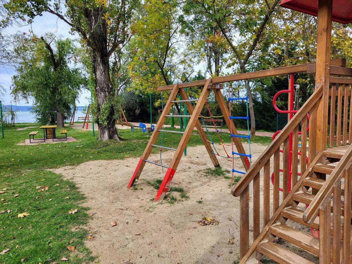 Holiday Home Balatonszarszo Luaran gambar